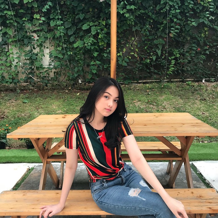 Dikabarkan tengah dekat dengan Jeff Smith yang sedang terseret narkoba, Aisyah Aqilah diburu oleh netizen. Yuk kita intip potret Aisyah Aqilah!