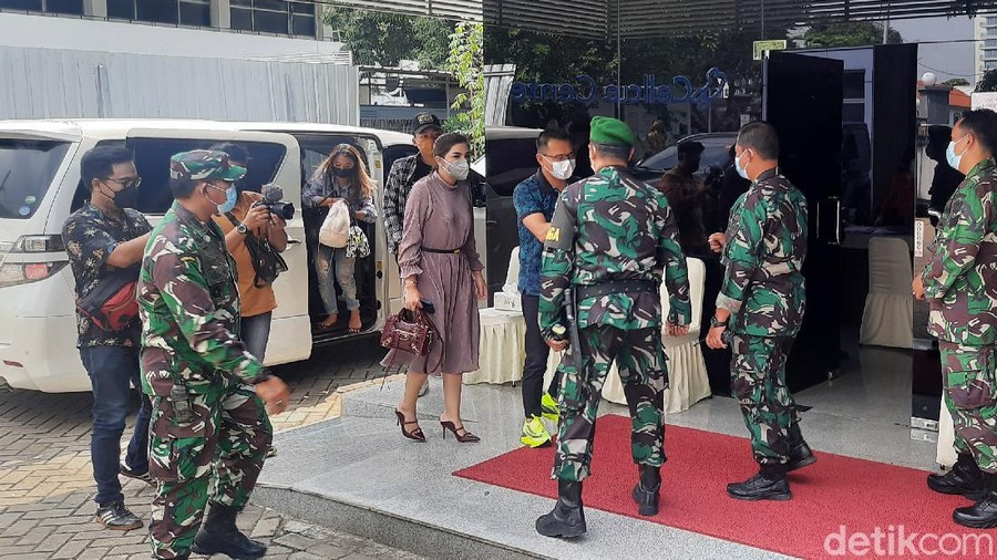 Anang dan Ashanty tiba di RSPAD Gatot Soebroto Anang dan Ashanty tiba di RSPAD Gatot Soebroto