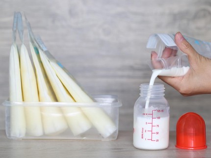 Penyebab Warna ASI Berubah Seperti Susu Stroberi dan Dampaknya untuk Bayi