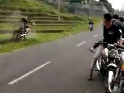 Viral Pembalap Liar Salto ke Sawah Bak Stuntman Film Laga