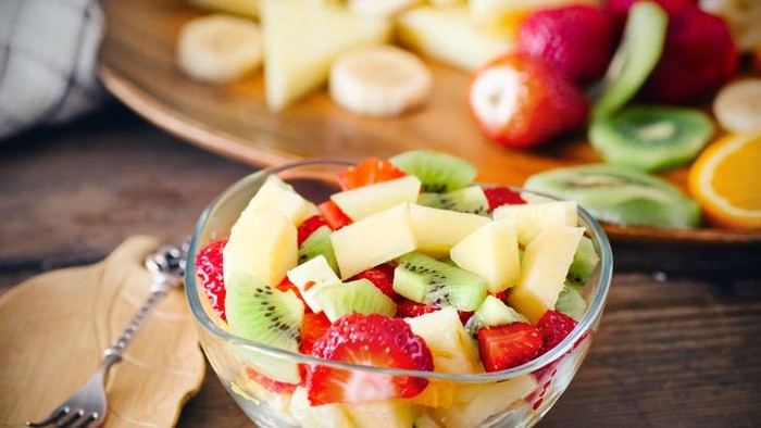 cara membuat salad buah sederhana yang segar untuk buka puasa.
