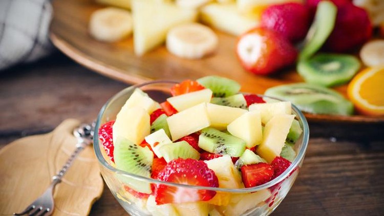 cara membuat salad buah sederhana yang segar untuk buka puasa.