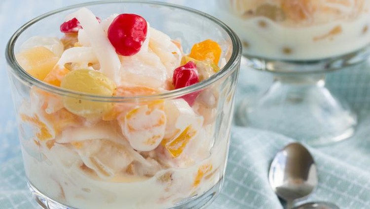 cara membuat salad buah sederhana yang segar untuk buka puasa.