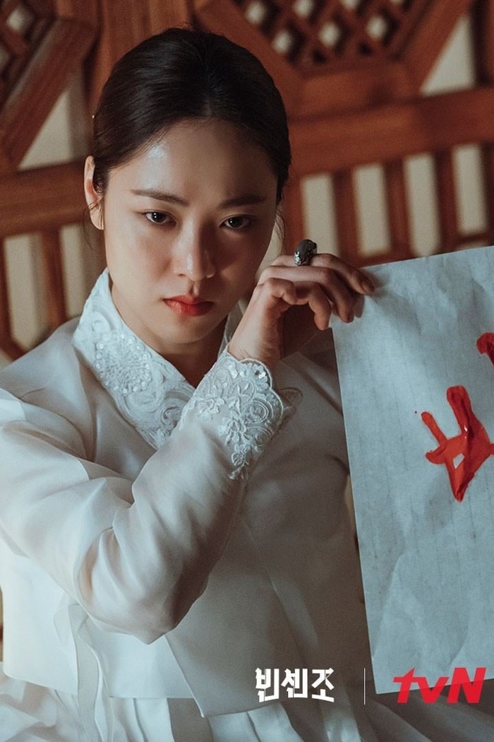Dalam cuplikan di balik layar episode 15-16, Song Joong Ki yang memerankan Vincenzo memuji Hong Cha Young (Jeon Yeo Bin) yang terlihat sangat cantik dalam balutan hanbok putih saat sedang menyamar sebagai dukun. (Foto: instagram @tvndrama.official)