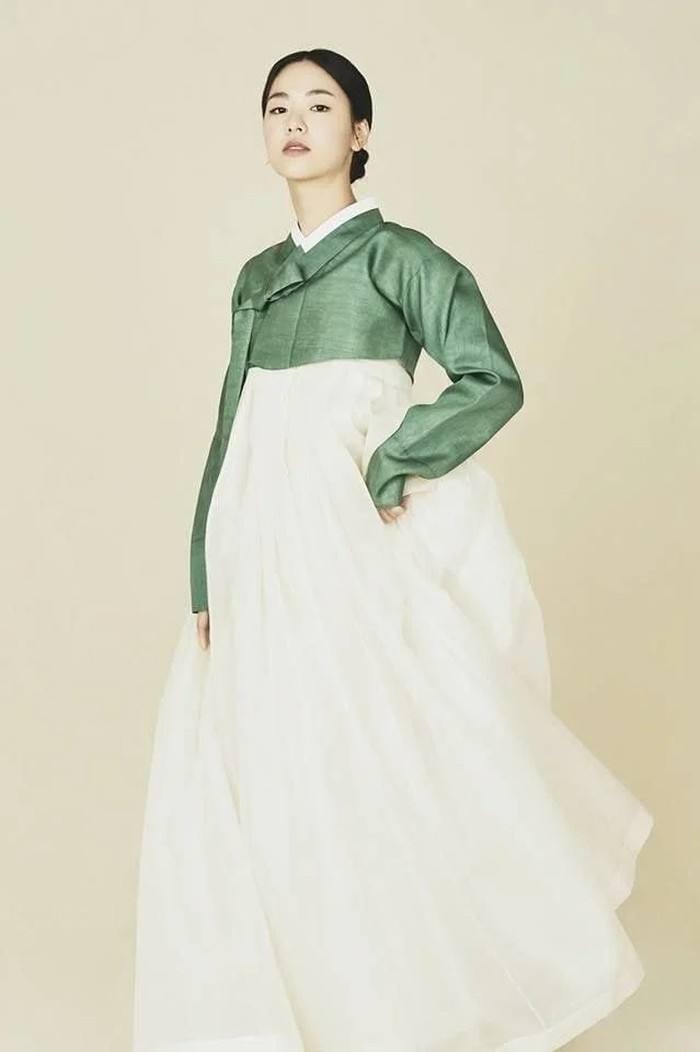 Saat memakai hanbok sederhana berwarna hijau dan putih, Jeon Yeo Bin tetap bisa menunjukkan gaya cool dan elegan yang merupakan ciri khasnya, serta memancarkan pesonanya yang kuat. (Foto: jeonyeobeen.tistory.com)