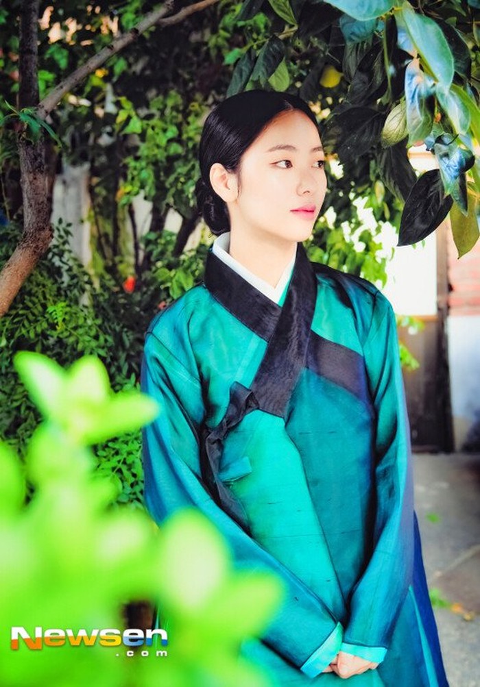 Sebelumnya, Jeon Yeo Bin juga pernah membintangi drama Korea 'Save Me' (2017) dan berkesempatan untuk melakukan ‘Hanbok Interview’. Dengan memakai hanbok berwarna hijau tua, Jeon Yeo Bin terlihat sangat anggun. (Foto: newsen.com)