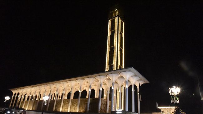 Masjid Djamaa el Djazaïr, atau Masjid Agung Aljazair, memegang predikat sebagai masjid dengan menara tertinggi di dunia.