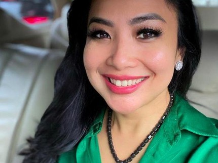 Sang Putri Melahirkan, Feni Rose Jadi Nenek di Usia 47 Tahun