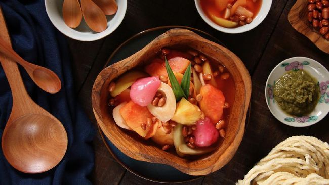 Asinan jadi salah satu menu yang kerap hadir saat buka puasa. Bagaimana awal mula menu asinan hadir di Indonesia?