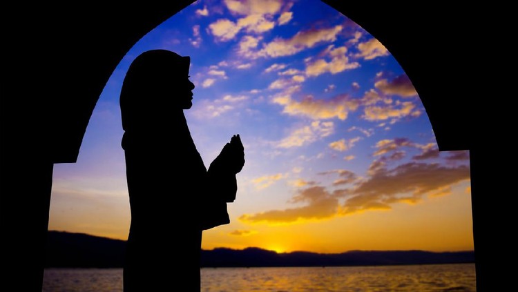 Ilustrasi wanita muslim Arab woman with veil against orange yellow sky