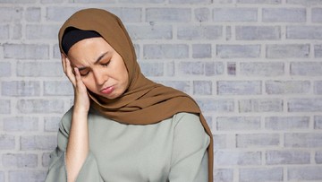 DIA MENCIUM BAU TAK SEDAP