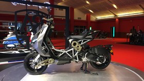 Skutik Berotot Italjet Dragster Cari Perhatian di IIMS 2021
