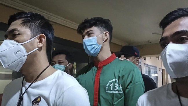 Polisi telah menetapkan Artis Jeff Smith telah sebagai tersangka kasus penyalahgunaan narkoba. Namun, Polisi tak menahan Jeff Smith.