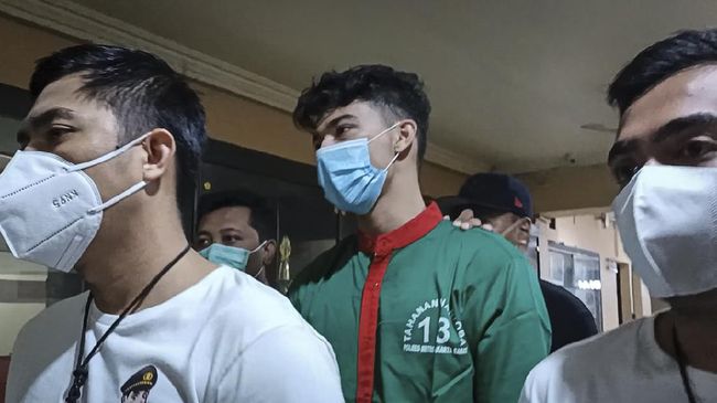 Kasus Jeff Smith, Polisi Sita 4 Buku Tentang Ganja Kepolisian menyebut temuan barang bukti berupa buku tentang dalam kasus narkoba merupakan hal menarik.