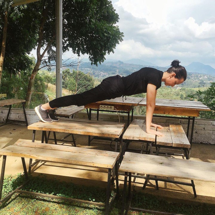 <p>Karina Suwandi juga gemar berolahraga lho, Bunda. Jadi enggak heran jika hal ini lah yang membuatnya selalu terlihat <em>fresh</em> dan energik di setiap penampilan. (Foto: Instagram @karina.suwandi81)</p>