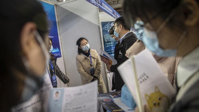 Pemerintah China mendesak sarjana mencari pekerjaan ke pedesaan karena terbatasnya lapangan kerja di perkotaan.