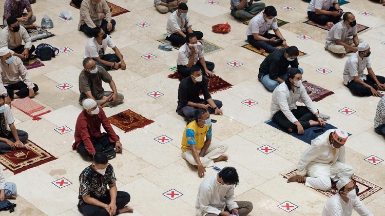 Masjid Istiqlal Salat Jumat pekan pertama Ramadhan 1442 H di Masjid Istiqlal, Jakarta, JUmat (16/4/2021).