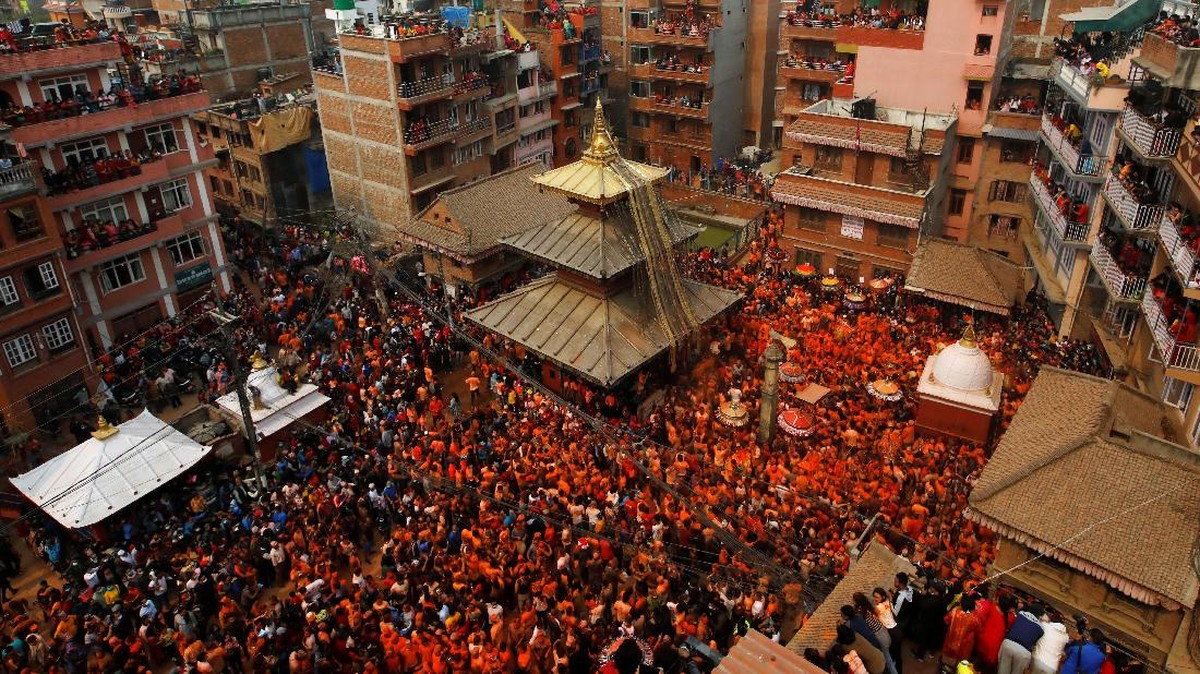 FOTO: Pesta Bubuk Merah di Festival Sindur Jatra Nepal