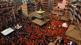 FOTO: Pesta Bubuk Merah di Festival Sindur Jatra Nepal Dalam Festival Sindur Jatra, pengunjung saling melemparkan bubuk berwarna merah dengan harapan nasib baik dan berkah di tahun baru.