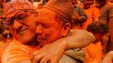 FOTO: Pesta Bubuk Merah di Festival Sindur Jatra Nepal Dalam Festival Sindur Jatra, pengunjung saling melemparkan bubuk berwarna merah dengan harapan nasib baik dan berkah di tahun baru.