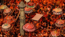 FOTO: Pesta Bubuk Merah di Festival Sindur Jatra Nepal