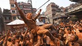 FOTO: Pesta Bubuk Merah di Festival Sindur Jatra Nepal Dalam Festival Sindur Jatra, pengunjung saling melemparkan bubuk berwarna merah dengan harapan nasib baik dan berkah di tahun baru.