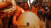 FOTO: Pesta Bubuk Merah di Festival Sindur Jatra Nepal Dalam Festival Sindur Jatra, pengunjung saling melemparkan bubuk berwarna merah dengan harapan nasib baik dan berkah di tahun baru.