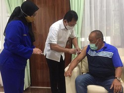 Terawan Turun Langsung Suntikkan Vaksin Nusantara ke Aburizal Bakrie