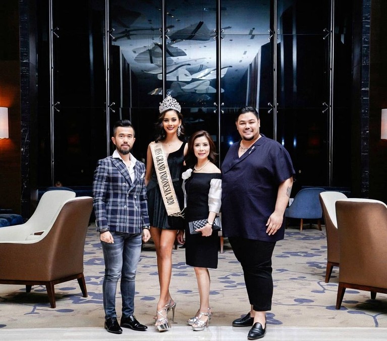 Prestasi Aurra Kharishma di ajang Miss Grand International 2020 membuat Ivan Gunawan selaku pimpinan dari Yayasan Dunia Mega Bintang yang menaungi Miss Grand Indonesia 2020 menjadi bangga. Yuk kita lihat keakraban mereka berdua!