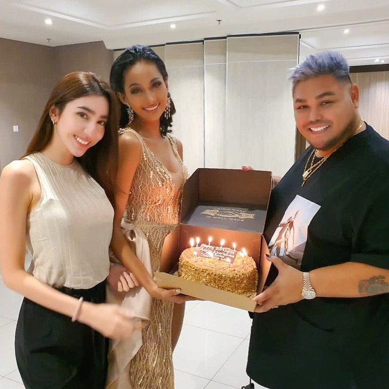 Prestasi Aurra Kharishma di ajang Miss Grand International 2020 membuat Ivan Gunawan selaku pimpinan dari Yayasan Dunia Mega Bintang yang menaungi Miss Grand Indonesia 2020 menjadi bangga. Yuk kita lihat keakraban mereka berdua!