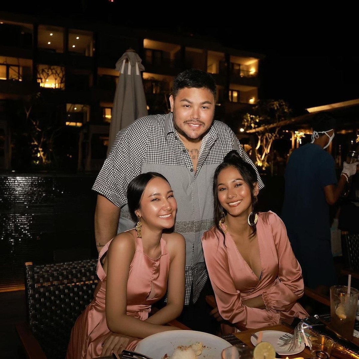 Prestasi Aurra Kharishma di ajang Miss Grand International 2020 membuat Ivan Gunawan selaku pimpinan dari Yayasan Dunia Mega Bintang yang menaungi Miss Grand Indonesia 2020 menjadi bangga&period; Yuk kita lihat keakraban mereka berdua&excl;