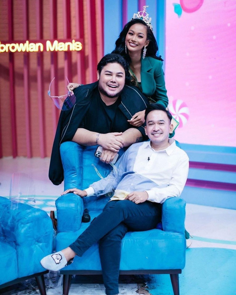 Prestasi Aurra Kharishma di ajang Miss Grand International 2020 membuat Ivan Gunawan selaku pimpinan dari Yayasan Dunia Mega Bintang yang menaungi Miss Grand Indonesia 2020 menjadi bangga. Yuk kita lihat keakraban mereka berdua!