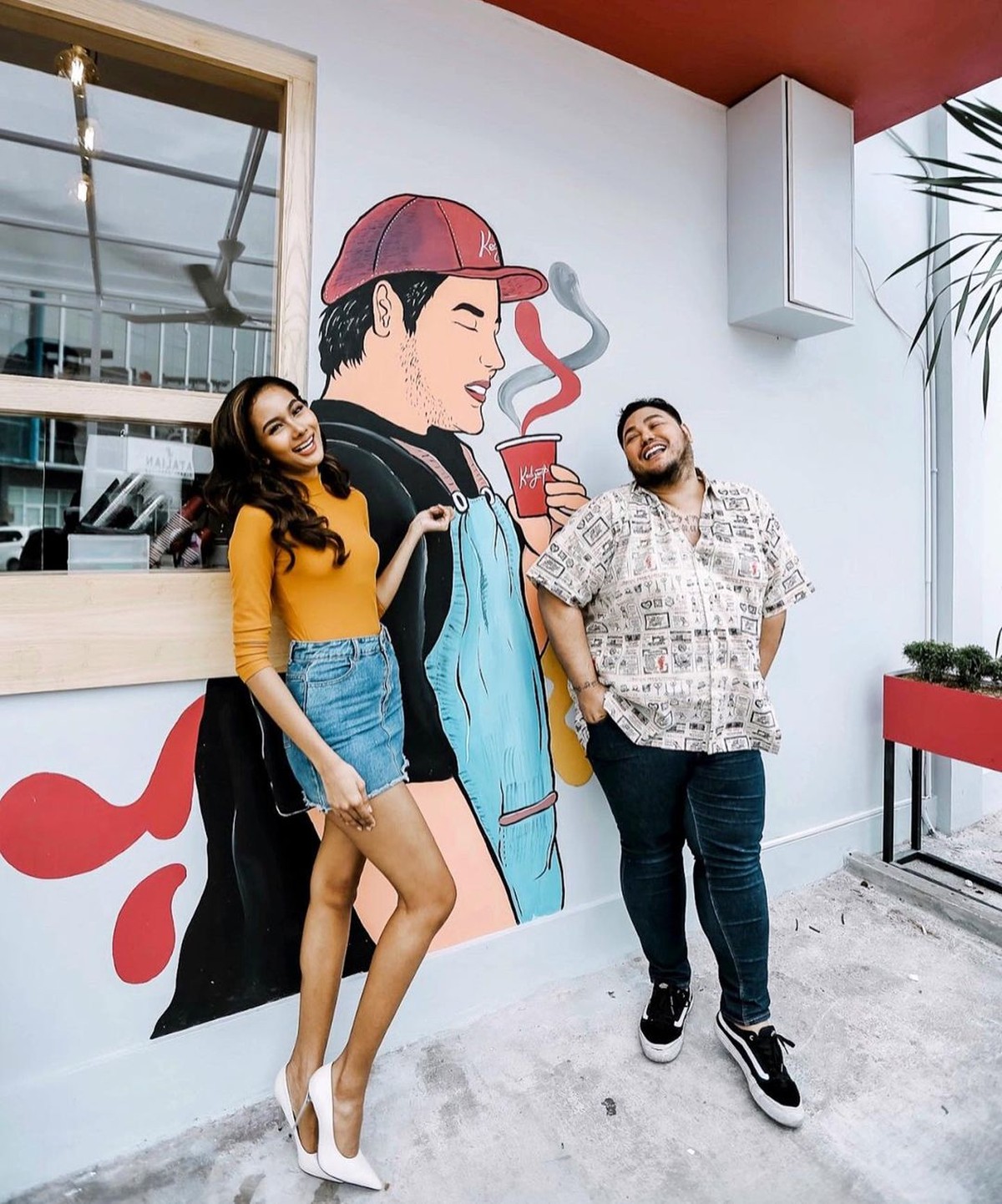 Prestasi Aurra Kharishma di ajang Miss Grand International 2020 membuat Ivan Gunawan selaku pimpinan dari Yayasan Dunia Mega Bintang yang menaungi Miss Grand Indonesia 2020 menjadi bangga&period; Yuk kita lihat keakraban mereka berdua&excl;