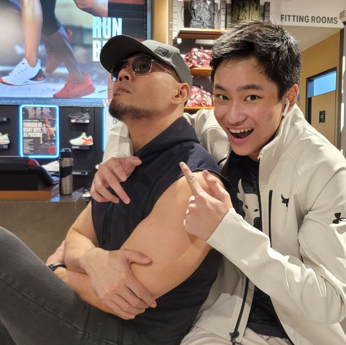 Deddy Corbuzier telah menjadi seorang mualaf selama 2 tahun belakangan berbeda dengan sang anak&comma; Azka&period; Yuk kita intip momen kedekatan mereka walau beda agama&excl;