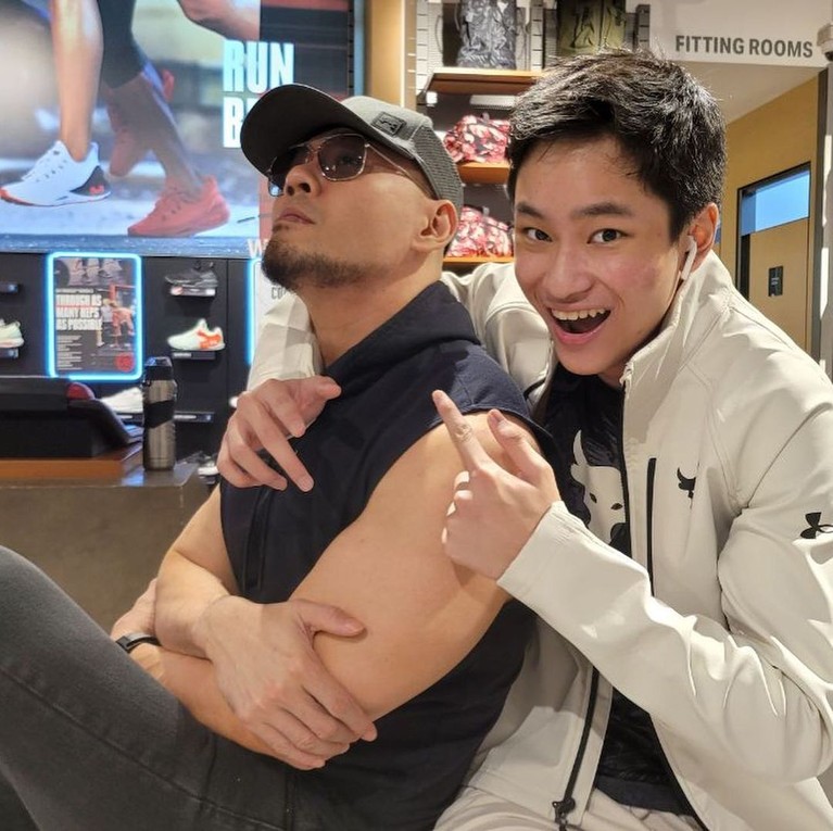 Momen Kedekatan Deddy Corbuzier dan Azka Deddy Corbuzier telah menjadi seorang mualaf selama 2 tahun belakangan berbeda dengan sang anak, Azka. Yuk kita intip momen kedekatan mereka walau beda agama!