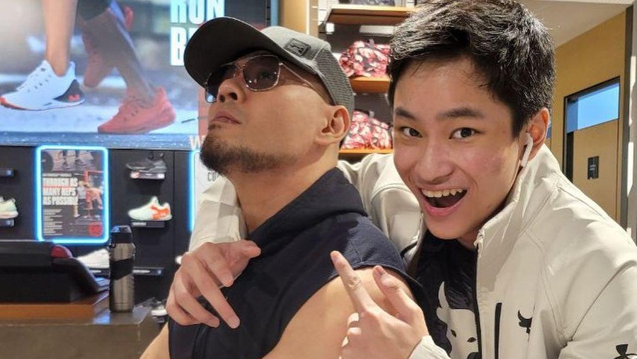 Deddy Corbuzier telah menjadi seorang mualaf selama 2 tahun belakangan berbeda dengan sang anak, Azka. Yuk kita intip momen kedekatan mereka walau beda agama!