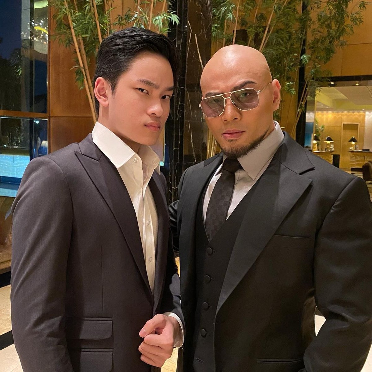 Deddy Corbuzier telah menjadi seorang mualaf selama 2 tahun belakangan berbeda dengan sang anak&comma; Azka&period; Yuk kita intip momen kedekatan mereka walau beda agama&excl;