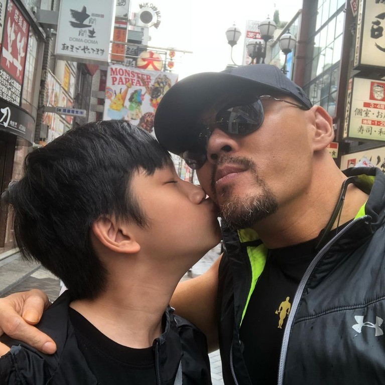 Momen Kedekatan Deddy Corbuzier dan Azka Deddy Corbuzier telah menjadi seorang mualaf selama 2 tahun belakangan berbeda dengan sang anak, Azka. Yuk kita intip momen kedekatan mereka walau beda agama!