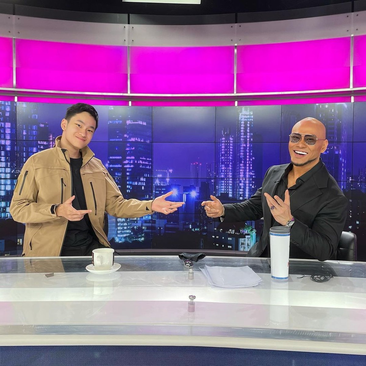 Deddy Corbuzier telah menjadi seorang mualaf selama 2 tahun belakangan berbeda dengan sang anak&comma; Azka&period; Yuk kita intip momen kedekatan mereka walau beda agama&excl;