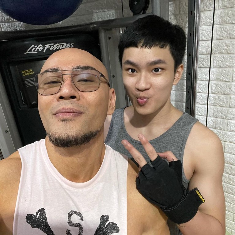 Momen Kedekatan Deddy Corbuzier dan Azka Deddy Corbuzier telah menjadi seorang mualaf selama 2 tahun belakangan berbeda dengan sang anak, Azka. Yuk kita intip momen kedekatan mereka walau beda agama!