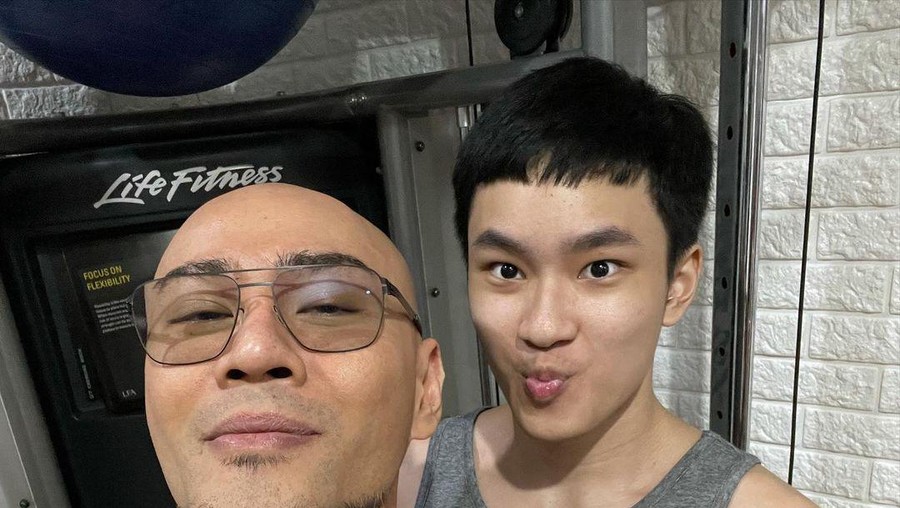 Momen Kedekatan Deddy Corbuzier dan Azka Deddy Corbuzier telah menjadi seorang mualaf selama 2 tahun belakangan berbeda dengan sang anak, Azka. Yuk kita intip momen kedekatan mereka walau beda agama!