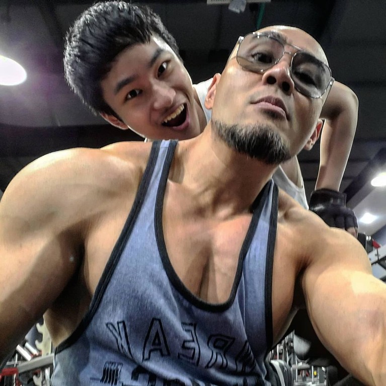Momen Kedekatan Deddy Corbuzier dan Azka Deddy Corbuzier telah menjadi seorang mualaf selama 2 tahun belakangan berbeda dengan sang anak, Azka. Yuk kita intip momen kedekatan mereka walau beda agama!