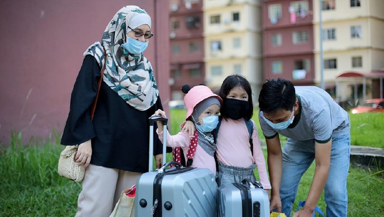 A Muslim family is preparing for 'balik kampung' (a translation for preparation to go back hometown).