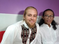 Lahir dari Keluarga Beragam Agama, Mustafa Debu Besar di Musik Religi