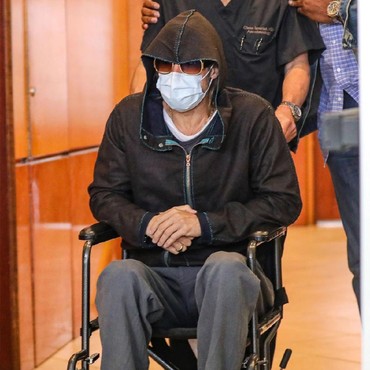 Brad Pitt Tinggalkan Rumah Sakit Pakai Kursi Roda, Ada Apa?