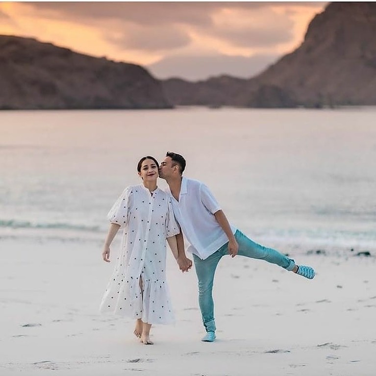 Raffi Ahmad dan Nagita Slavina Selamat untuk pasangan Raffi Ahmad dan Nagita Slavina yang positif hamil anak kedua. Intip lagi yuk kemesraan keduanya!