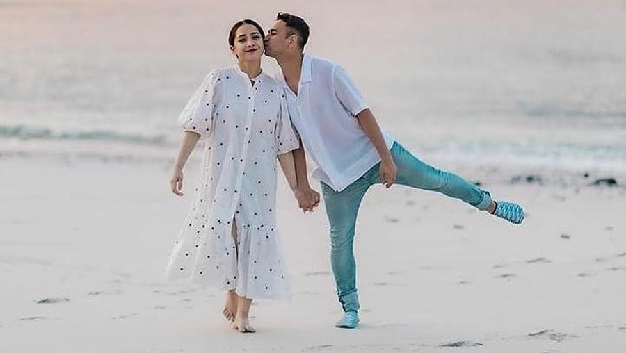 Selamat untuk pasangan Raffi Ahmad dan Nagita Slavina yang positif hamil anak kedua. Intip lagi yuk kemesraan keduanya!