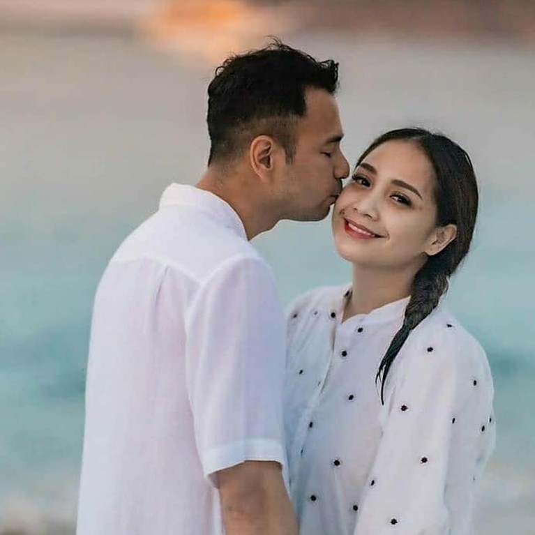 Raffi Ahmad dan Nagita Slavina Selamat untuk pasangan Raffi Ahmad dan Nagita Slavina yang positif hamil anak kedua. Intip lagi yuk kemesraan keduanya!