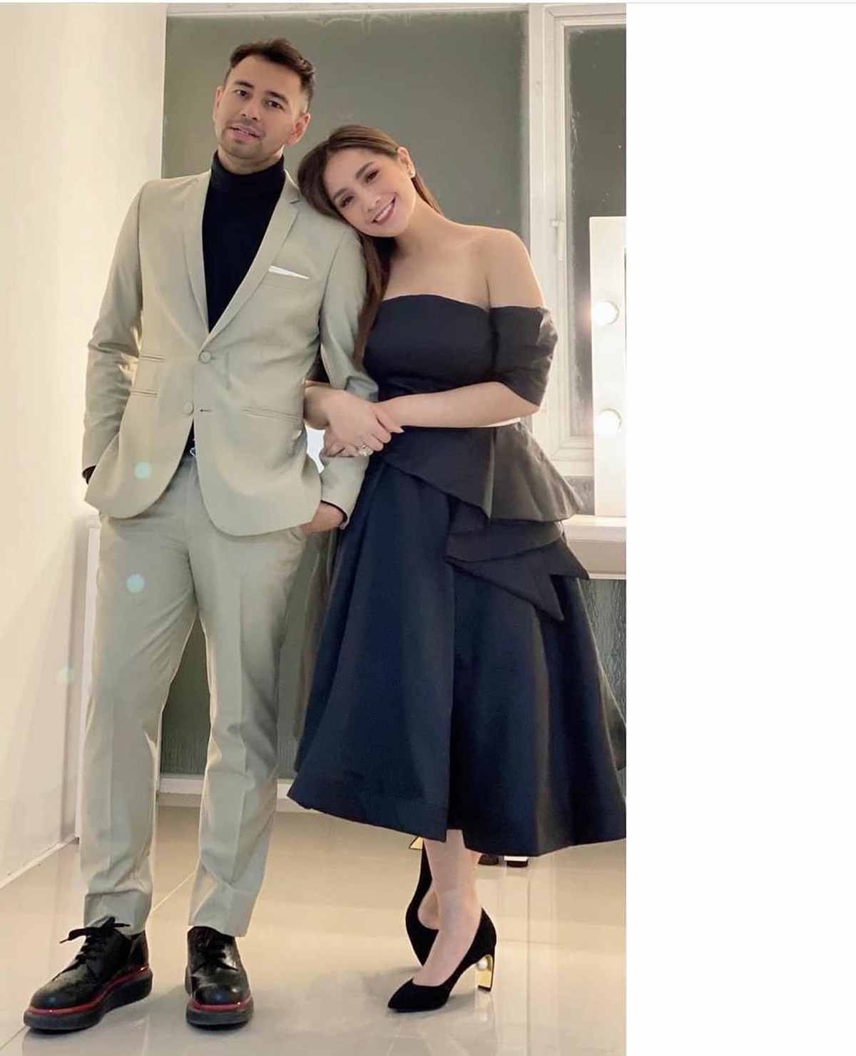 Selamat untuk pasangan Raffi Ahmad dan Nagita Slavina yang positif hamil anak kedua&period; Intip lagi yuk kemesraan keduanya&excl;