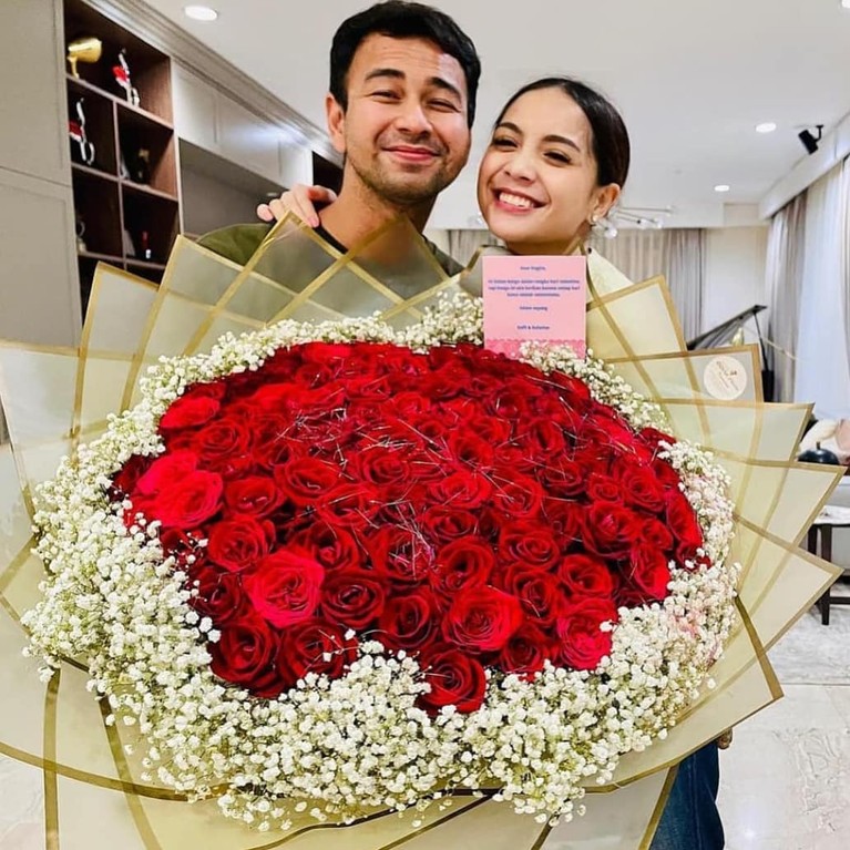 Raffi Ahmad dan Nagita Slavina Selamat untuk pasangan Raffi Ahmad dan Nagita Slavina yang positif hamil anak kedua. Intip lagi yuk kemesraan keduanya!